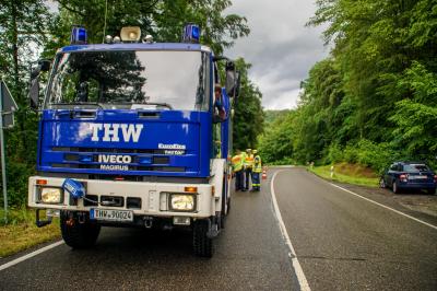 Leonberg: LKW steckt im Gruenstreifen fest - THW zieht den LKW raus.